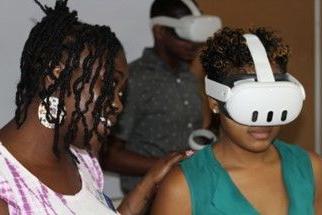 两个人，一个戴着虚拟现实头盔